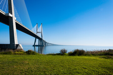 Vasco da Gama Brücke in Lissabon. Blick vom Ufer aus zur blauen Stunde