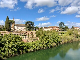 Fototapeta premium scenic view of the old town of Lisle-sur-tarn 