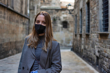 Obraz premium Young girl with casual style mask posing in the old town