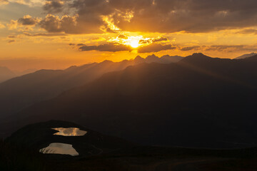 Sonnenaufgang in den schönen Tiroler Alpen. im Vordergrund zwei schöne Bergseen.