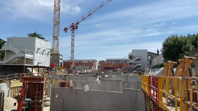 Grues d'un chantier de construction &agrave; Bordeaux, Gironde