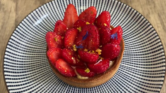 Tarte aux fraise sur une assiette