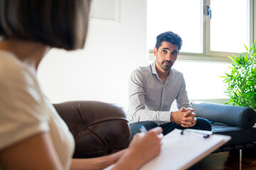 Obraz premium Psychologist taking notes during therapy session.