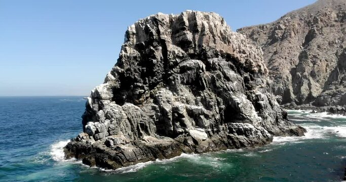 Roca en el mar de Todos Santos, Baja California, M&eacute;xico_Jorge Morfin