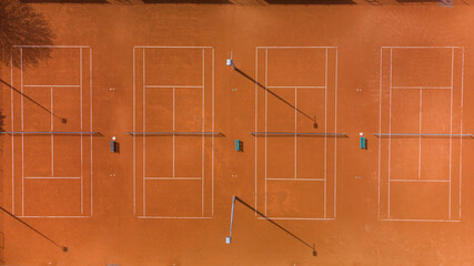 Tennisplatz aus der Vogelperspektive 