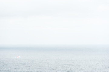 Obraz premium Panoramic photograph in which a small fishing boat returns to the port.