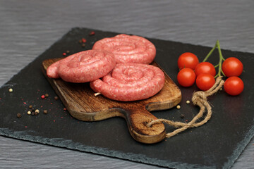 Bratwurstschnecken auf einem Küchenbrett.