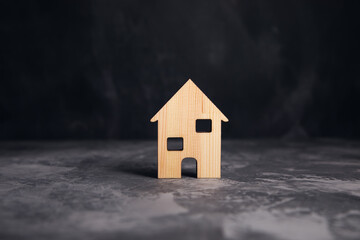 Obraz na płótnie Canvas wooden house model on grey background