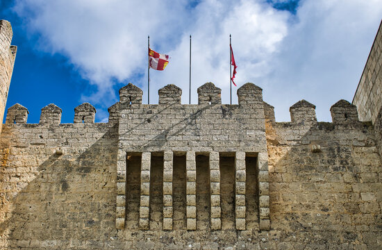 Detalle tronera de la muralla almenada del castillo medieval siglo XIII en Montealegre del Campo, provincia de Valladolid, Espa&ntilde;a