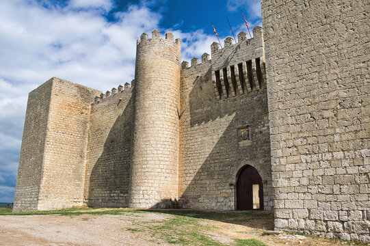 Murallas, tronera y puerta de acceso al castillo medieval siglo XIII de Montealegre de Campos, provincia de Valladolid, Espa&ntilde;a