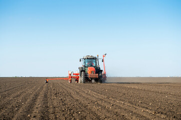 Obraz premium Sowing crops at agricultural fields in spring