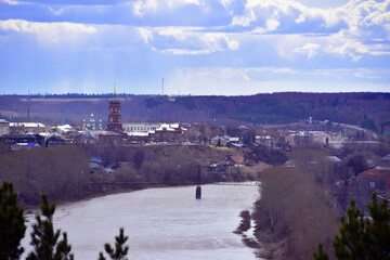 Obraz premium Spring view from Ice Mountain to the Sylva River and the city of Kungur