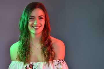 Belle femme qui sourit