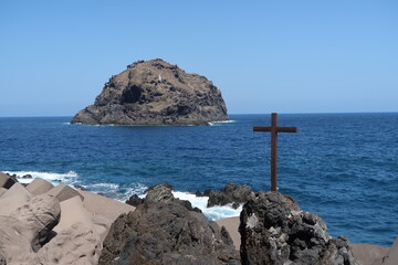 Fototapeta na wymiar Wasser Meer blauer Himmel Fels mit Kreuz