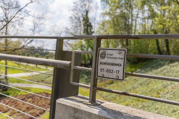 Urbane Beschilderung Brückenbauwerk mit Parkhintergrund