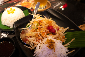 The green papaya salad with sweet and spicy sauce 