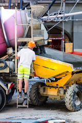 Bauarbeiter beim Abf&uuml;llen von Frischbeton, Betonmischer auf der Baustelle, Strassenbau, Arbeiter, Beton