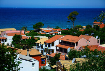panorama greckiego miasteczka nad morzem, greek seaside town, greek houses with red roofs