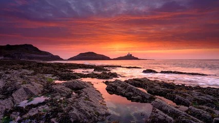 Fototapete Purpur Sunrise on the Mumbles Light House from Bracelet Bay, Gower Peninsula, Wales, UK  © Julian Gazzard