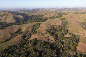 Obraz premium Evening sunlight shine on the serene hills of the East Bay, just east of San Francisco Bay, California. This area has a number of parks and open spaces available to explore by hiking and biking.
