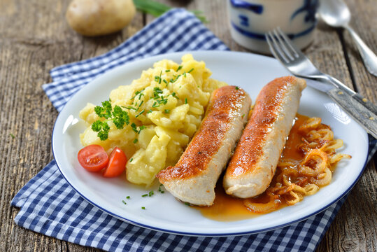 Der Wollwurst-Klassiker – Gebratene bayerische Geschwollene mit Kartoffelsalat und Bratensauce mit Röstzwiebeln  - Roasted Bavarian sausages with homemade potato salad and gravy with fried onions