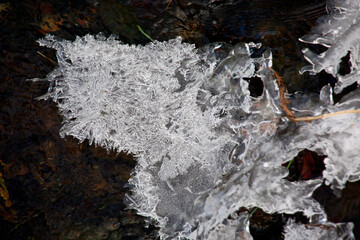 Eiskristalle wachsen bei Dauerfrost über einen kleinen Bach - Ice crystals grow over a small brook during permafrost