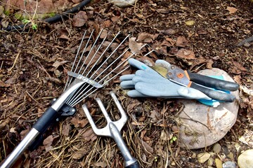 Obraz premium Early spring yard and garden clean up from winter season mulched flowerbeds. Nature backyard landscaped home and gardens. Photo background, lifestyle and hobbies. Close-up