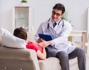 Obraz premium Pregnant woman patient visiting doctor for regular check-up