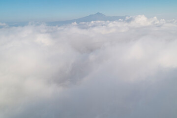 Obraz premium Volcano El Pico de Teide on Tenerife island taken from the airplane.