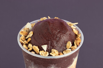 Selective focus on açaí cup.