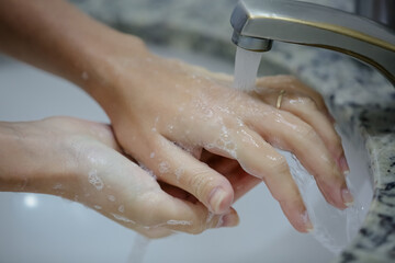 Higieniza&ccedil;&atilde;o das m&atilde;os lavando num lavabo de um hospital para preven&ccedil;&atilde;o do covid-19.