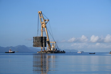 Obraz premium crane ship in port lifting a platform module