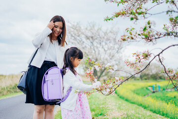 入学式に行く女の子とお母さん