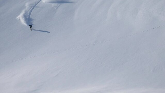 Snowboarder turning in Riksgr&auml;nsen, Swedish Lapland.