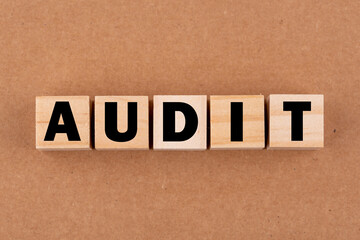 Buchstaben auf Würfeln die das Wort AUDIT bilden