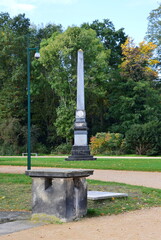 Stele im Herbst im Park Neuer Garten, Potsdam, Brandenburg