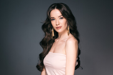 Naklejka premium Long hairwoman beautiful face young female model over dark background