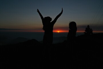 Mujer en el atardecer, y el ocaso del sol