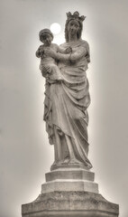 Fototapeta premium Statue de Vierge à l'Enfant au Plantay, Ain, France