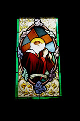 Vitrail cassé dans un caveau