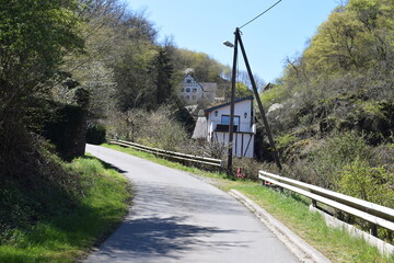 Straße durchs Tal der 13 Mühlen