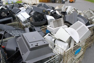 Recyclage D3E (Déchets d'Equipements Electriques et Electroniques). Démantèlement ordinateurs....