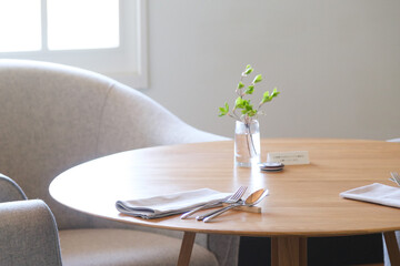 家の中でレストランでランチをいただく雰囲気を作り窓際の席でゆったりとランチ