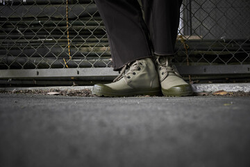 路上の緑色のアウトドアシューズ