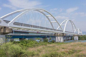 淀川左岸上流側から見る大阪モノレール淀川橋梁と鳥飼大橋