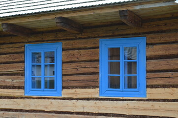 Stary dom drewniany z niebieskimi okiennicami - obrazy, fototapety, plakaty