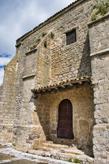 Fototapeta na wymiar Antigua iglesia de San Pedro del siglo XVII en la villa de Montealegre de Campos, provincia de Valladolid, España