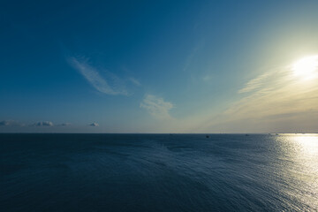 朝の東京湾の風景