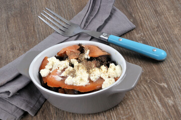 Cassolette de saumon aux aubergines et feta en gros plan