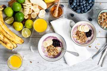 banana and blueberry smoothie bowl